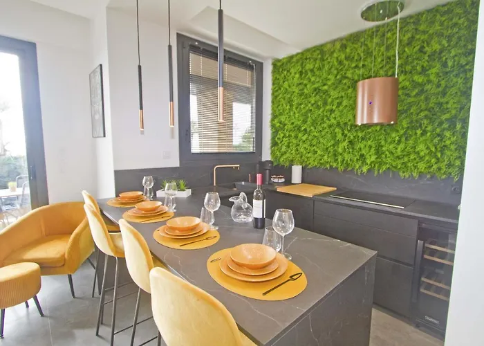 Luxury Garden Jacuzzi Promenade *