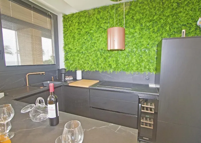 Apartment Luxury Garden Jacuzzi Promenade