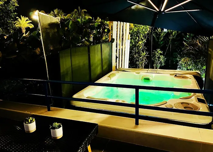Luxury Garden Jacuzzi Promenade