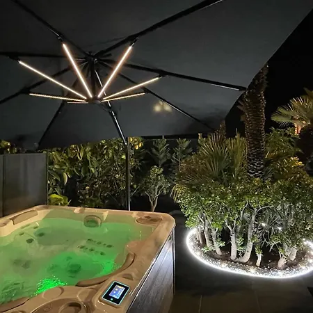 Apartmán Luxury Garden Jacuzzi Promenade *