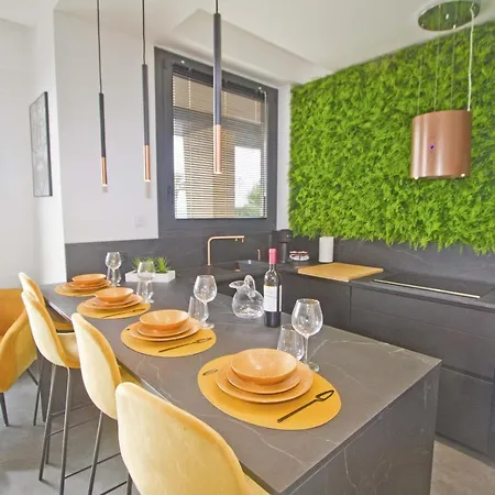 Luxury Garden Jacuzzi Promenade *