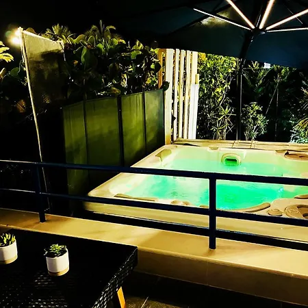 Luxury Garden Jacuzzi Promenade