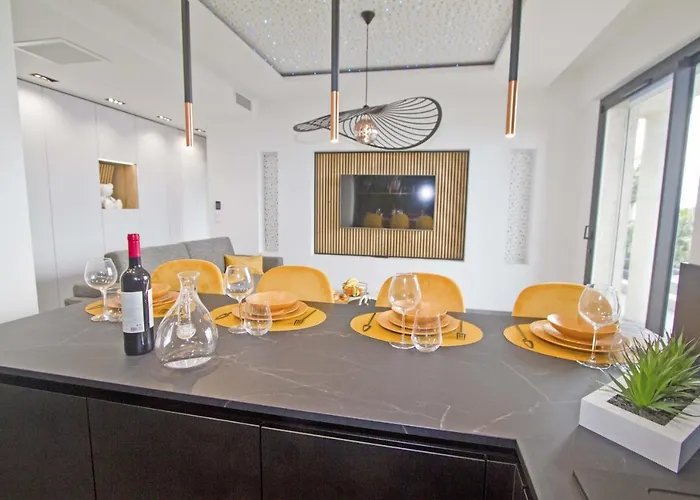 Luxury Garden Jacuzzi Promenade Apartment *
