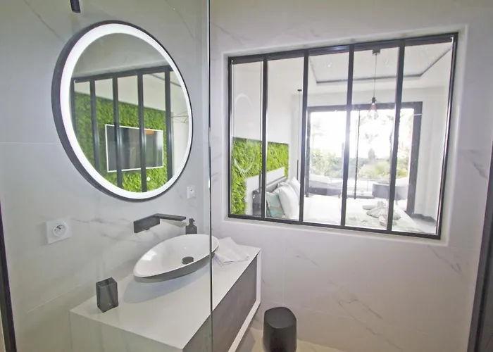 Luxury Garden Jacuzzi Promenade Apartment