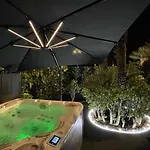 아파트 Luxury Garden Jacuzzi Promenade *