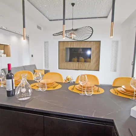 Luxury Garden Jacuzzi Promenade דירה *